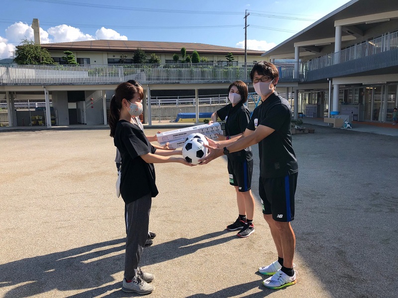 ｆｃ岐阜サッカースクール 保育園 幼稚園に折りたたみゴール サッカーボール寄贈 Fc岐阜オフィシャルサイト