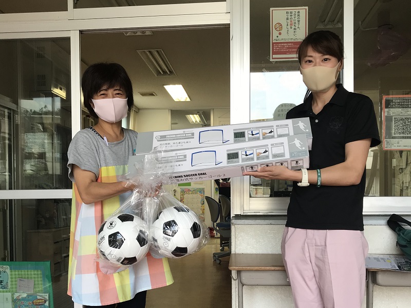 ｆｃ岐阜サッカースクール 保育園 幼稚園に折りたたみゴール サッカーボール寄贈 Fc岐阜オフィシャルサイト